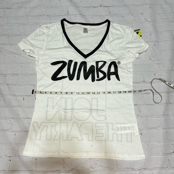 ZUMBA FITNESS women’s shapely V-Neck Tee in White “Join The Party” XXLarge NWT - Picture 6 of 10